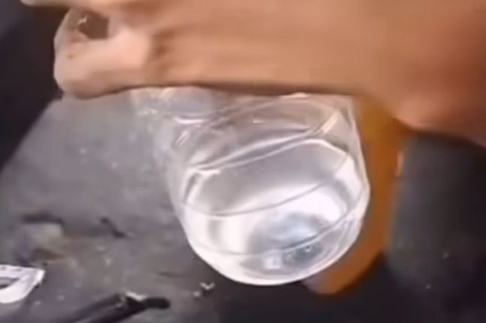 Cairan yang diduga air keluar dari tangki Vario 160, yang disebut terjadi usai beli BBM di SPBU Pertamina