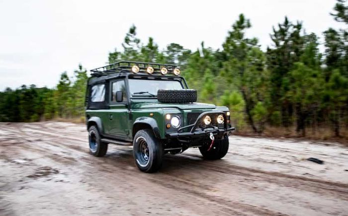 Modifikasi Land Rover Defender pakai mesin LS3 V8 milik Chevy Corvette