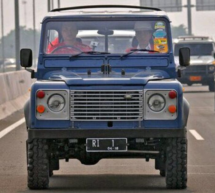 Presiden Joko Widodo menumpang pikap Land Rover Defender saat memantau jalan tol