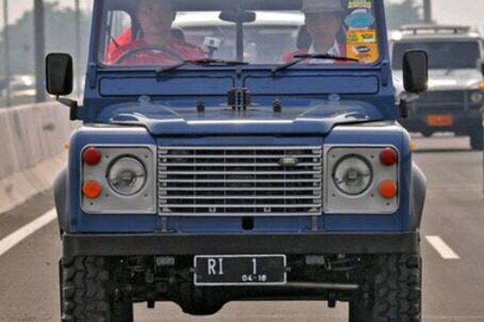 Presiden Joko Widodo menumpang pikap Land Rover Defender saat memantau jalan tol