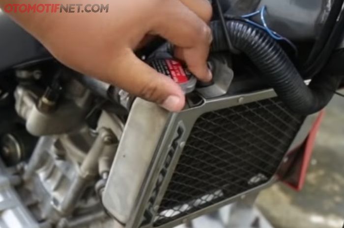 Ini beberpa penyebab coolant atau air radiator motor keluar sendiri (Foto Ilustrasi)