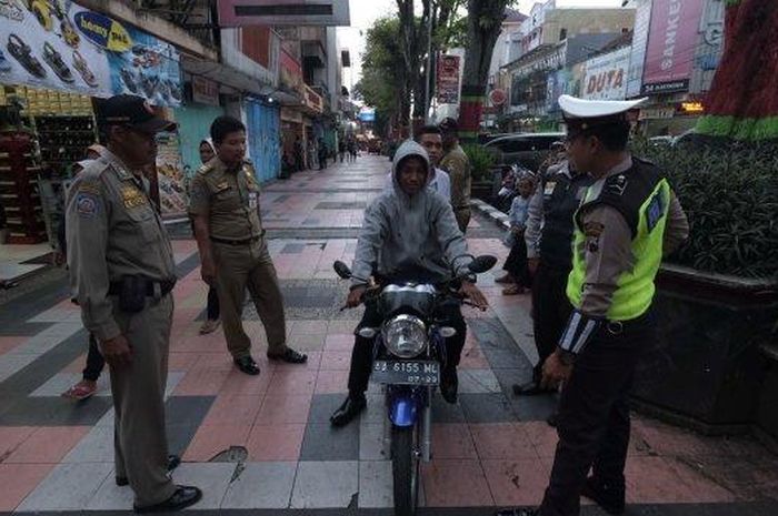 Kegiatan Operasi KTL yang diadakan petugas gabungan Dishub Kota Magelang, di Jalan A Yani, Jalan Pemuda dan Jalan Tidar, Selasa (15/5/2019).   