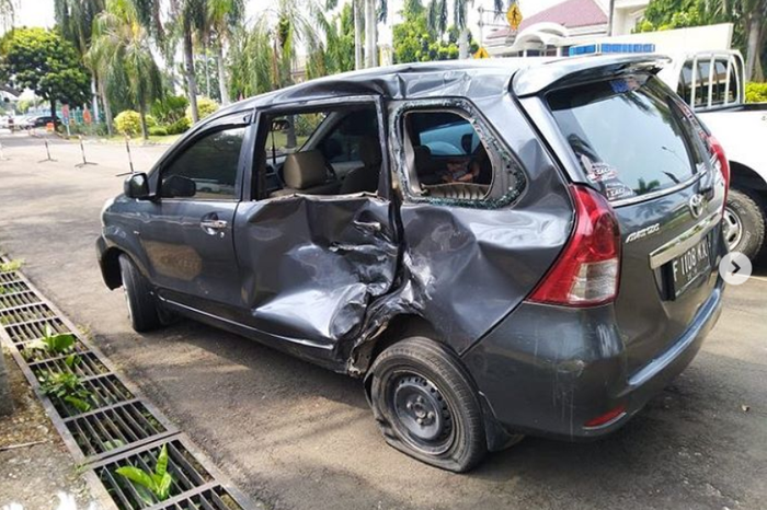 Toyota Avanza penyok pintu dihantam Honda CBR250RR