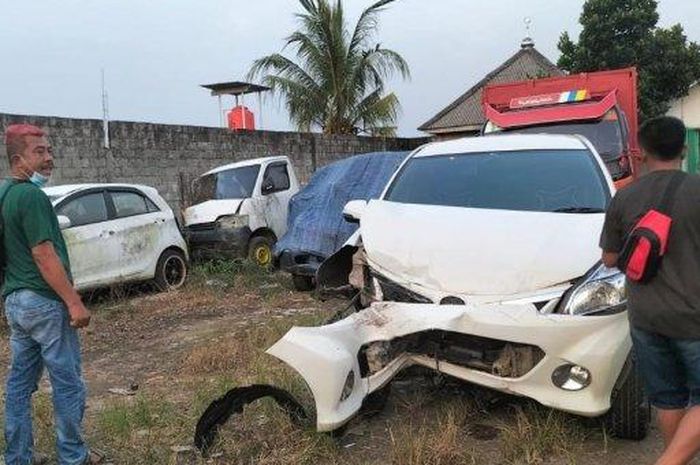 Kondisi Toyota Avanza putih nopol F 1791 HO setelah ditusuk samping kanan oleh Avanza putih lain lalu kabur di perempatan Sukadana, Lampung Timur