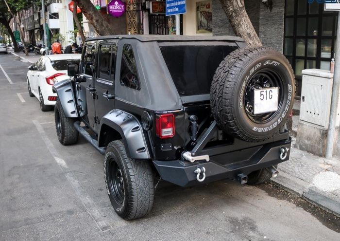 Tampilan belakang modifikasi Jeep Wrangler JL gendong roda cadangan full-size