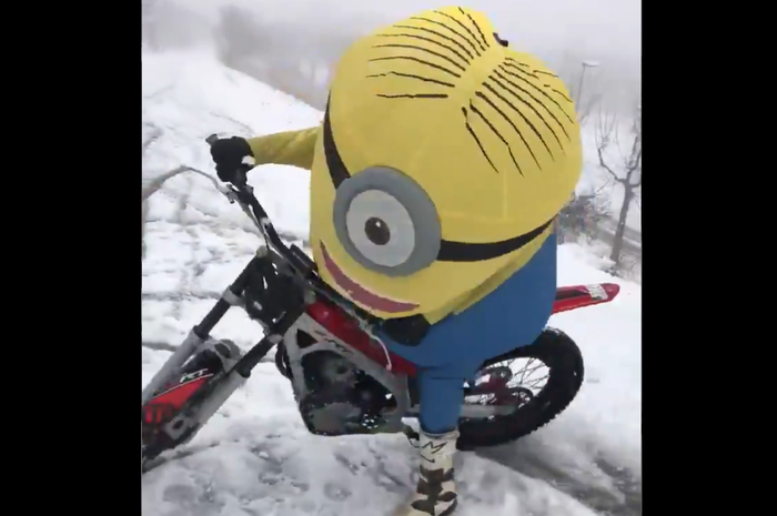 Alex Marquez jadi minion naik motor di atas salju