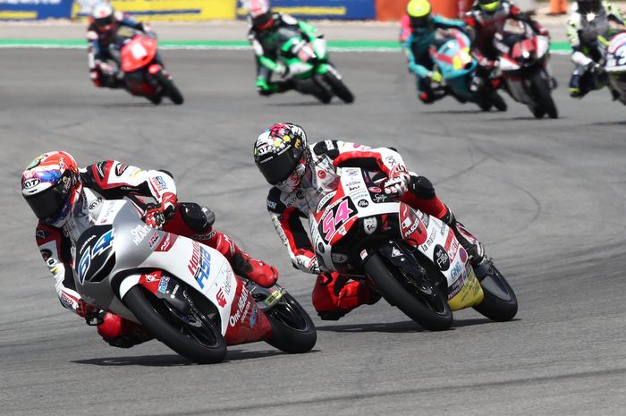 Mario Suryo Aji (kiri) beriringan dengan rekan satu timnya, Taiyo Furusato (kanan)