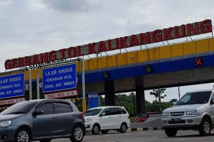 Kondisi arus lalu lintas di tol Semarang-Batang, tepatnya di Gerbang Tol Kalikangkung, Rabu (08/12/2021).