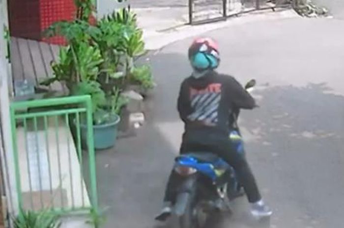 Momen salah satu komplotan maling melancarkan aksinya menggasak dua Honda BeAT sekaligus