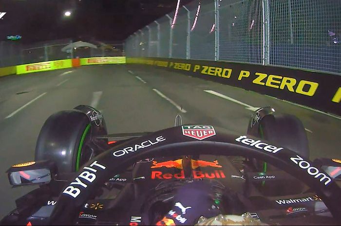 Akibat lintasan masih lincin, Max Verstappen sempat keluar trek di tikungan 7 saat menuju ke grid start F1 Singapura 2022