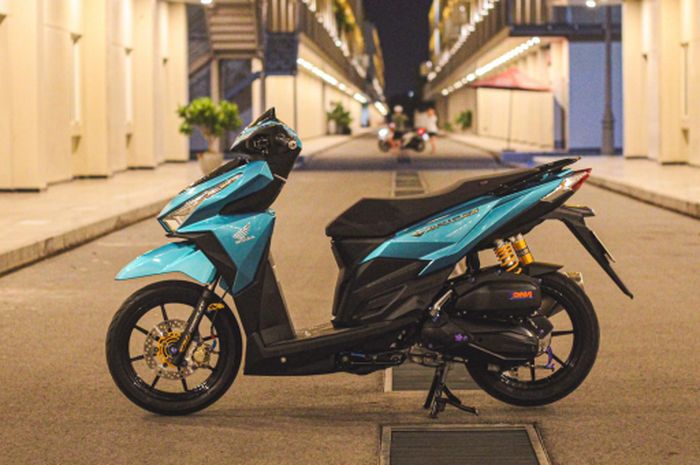 Bodinya terlihat elegan dengan kelir biru metalik