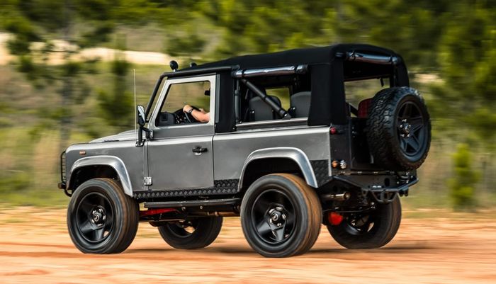 Tampilan gahar restomod Land Rover Defender D90