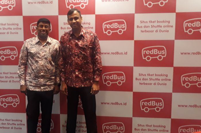 Prakash Sangam, selaku CEO redBus dan Danan Christadoss selaku Country Head, redBus Indonesia