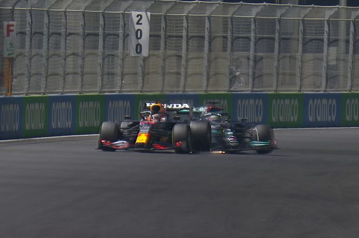 Insiden di lap 38 balap F1 Arab Saudi 2021 ketika Lewis Hamilton menabrak bagian belakang mobil Max Verstappen