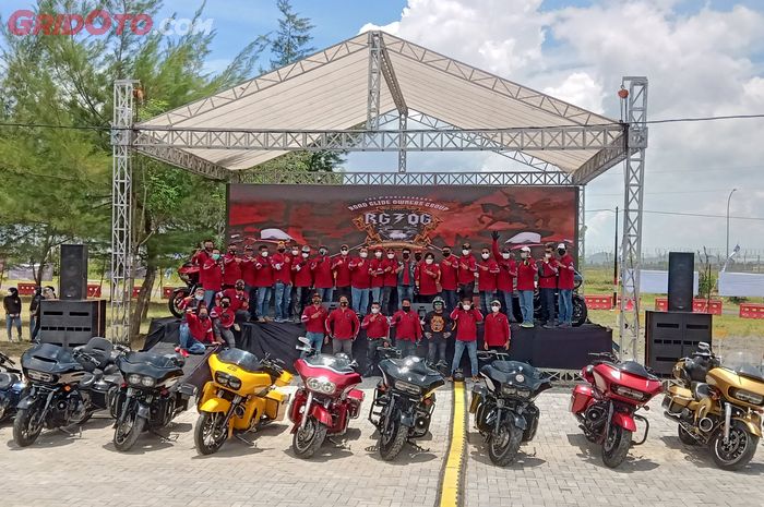 member Road Glide Owners Group (RGOG) di Pantai Glagah, Kulon Progo.