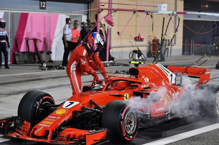 Kimi Raikkonen berhenti tak jauh dari garasi tim Ferrari setelah lindas mekaniknya