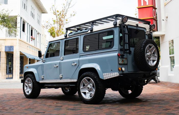 Restomod Land Rover Defender D110 dipasok beberapa aksesori off-road