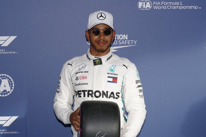 Lewis Hamilton memegang ban Pirelli usai kualifikasi GP F1 Australia 2018
