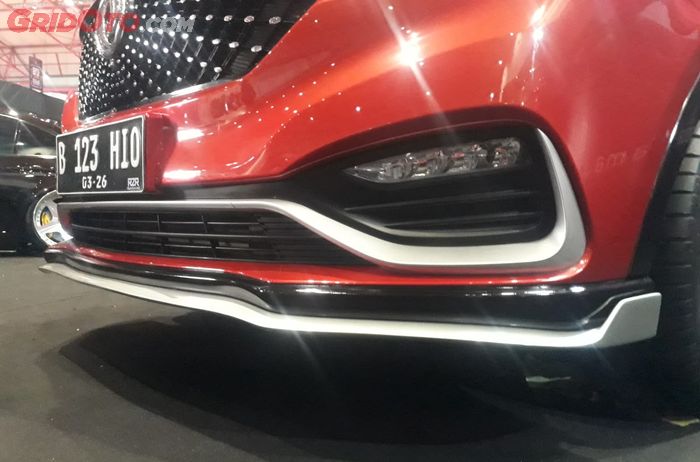 Lip spoiler tipis di bumper depan