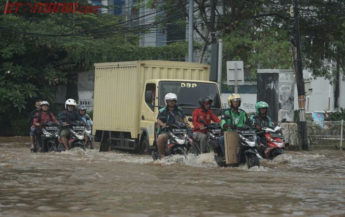 Ilustrasi. Pemotor menerjang banjir di Green Garden, Kedoya, Jakarta Barat.