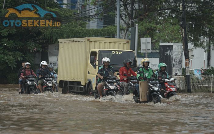 Pemotor menerjang banjir di Green Garden, Kedoya, Jakarta Barat. Begini teknik pengereman yang benar saat melewati banjir