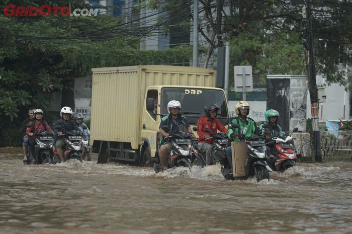 Ilustrasi. Pemotor menerjang banjir di Green Garden, Kedoya, Jakarta Barat.