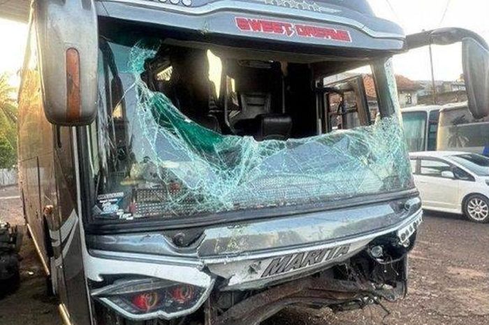 Bus Pariwisata yang alami kecelakaan tabrak truk parkir usai kaca pecah dilempar batu 3 remaja di Cikalongkulon, Cianjur