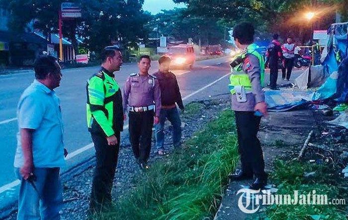 Kecelakaan di Jalan Raya Malang - Surabaya, Selasa (10/3/2020) dini hari. 6 pegawai perusahaan AMDK yang sedang demo jadi korban meninggal. (TRIBUNJATIM.COM/GALIH LINTARTIKA)  