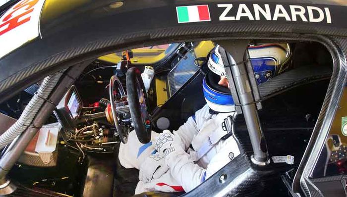 Alex Zanardi jadi pembalap mobil turing pakai BMW. Gas, rem dan kopling pindah ke setir