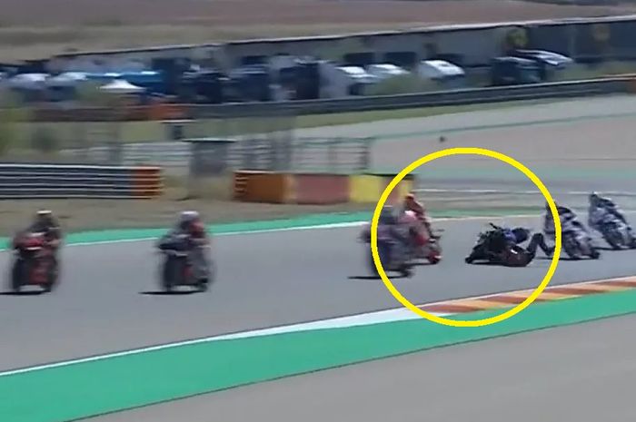 Fabio Quartararo terjatuh usai tabrak bagian belakang motor Marc Marquez di lap pertama balapan MotoGP Aragon 2022