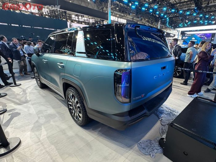 Bagian bodi baris ketiga yang atapnya bisa dilepas