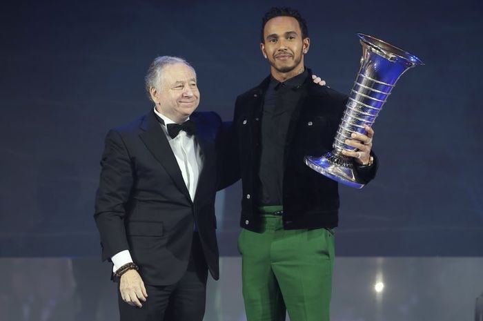Lewis Hamilton memegang trofi juara dunia F1, foto bersama Preisdent FIA Jean Todt di acara 2018 FIA Prize Giving