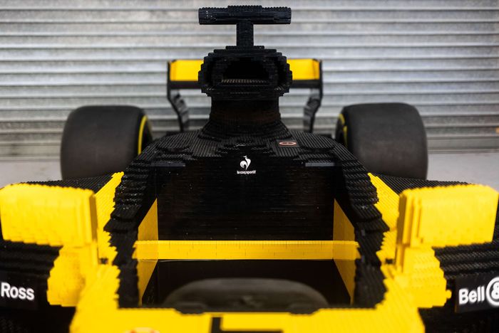 Replika mobil R.S.17 F1 terbuat dari 313.000 balok lego