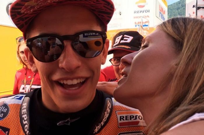 Marc Marquez merayakan kemenangan bersama penggemarnya.