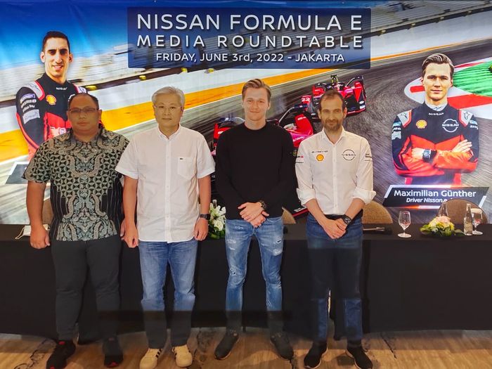Tim Nissan e.dams menurunkan pebalap Formula E, S&eacute;bastian Buemi, bersama rekan satu timnya, Maximilian G&uuml;nther