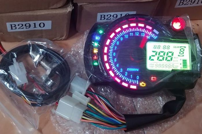 Speedometer digital aftermarket yang dilengkapi kabel tambahan