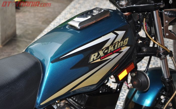 Tangki bensin lengkap dengan striping dan logo Yamaha milik RX King mini ini dibuat dari nol lho!