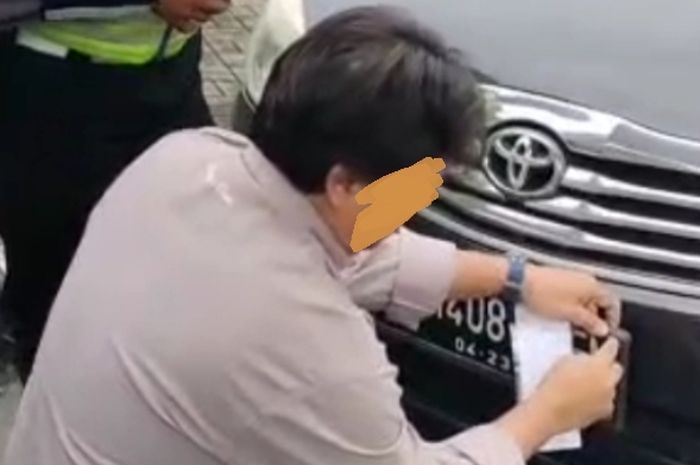 Pengendara Toyota Innova (pelat merah) kedapatan gunakan pelat palsu di Jakarta Timur