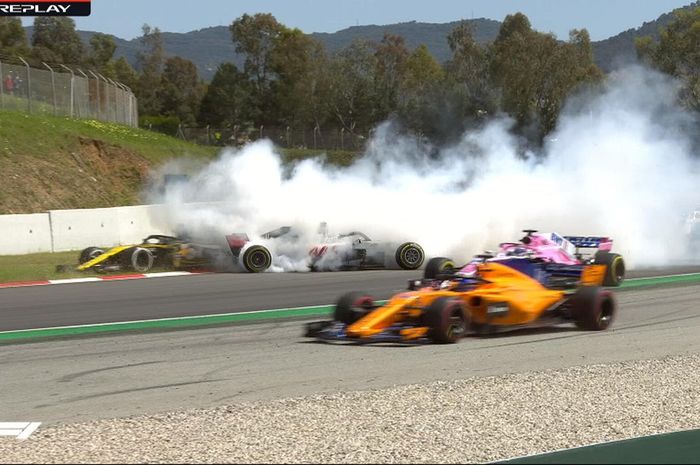 Balapan GP F1 Spanyol baru dimulai beberapa detik, sudah terjadi kecelakaan yang melibatkan 3 pembalap