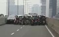 Pilih Loncat Atau Ditilang, Detik-Detik Polisi Kepung Pemotor di Atas Jalan Layang Casablanca