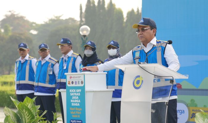 Direktur Utama Jasa Marga, Subakti Syukur, yang juga bertindak sebagai Pembina Upacara Kick Off Jasa Marga Siaga Hari Raya Idul Fitri 1444 H 