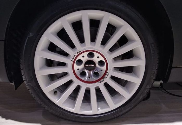 Gunakan pelek John Cooper Works Rallye Spoke ukuran 19 inci