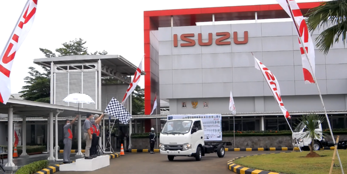 Pelepasan Ekspor Isuzu Traga oleh Management IAMI di Isuzu Karawang Plant dalam mendukung Ekspor dari Indonesia ke Pasar Global (4/12).