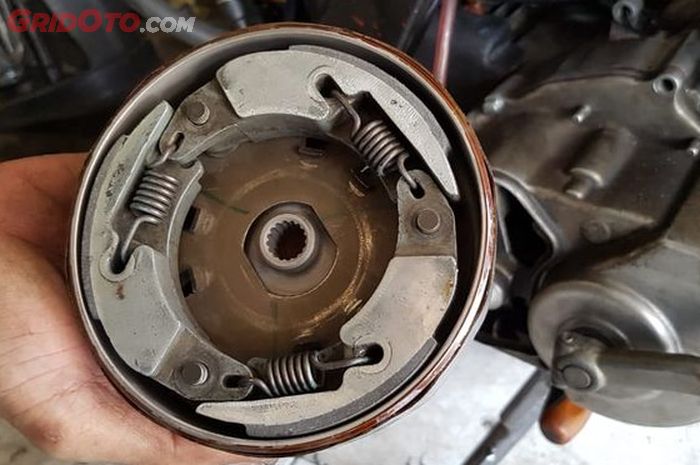 Penyebab suara berdecit pada CVT Yamaha Mio berasal dari kotoran yang ada di mangkok kampas ganda