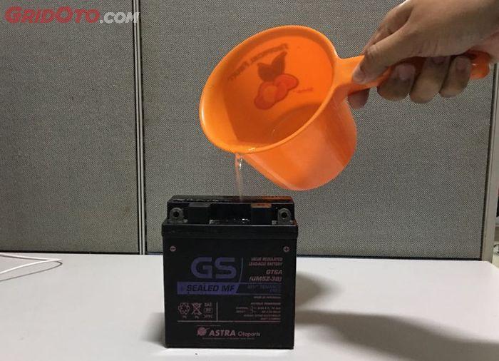 Bersihkan sel aki dengan air panas