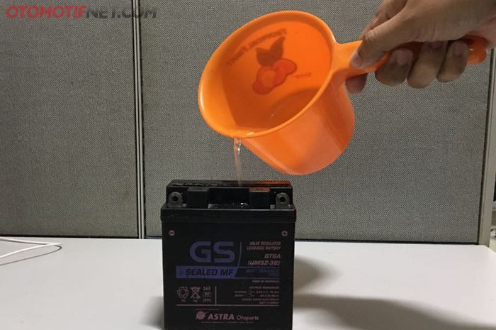 Bersihkan sel aki dengan air panas