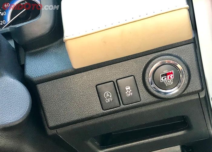 Tombol TRC Off di Rush GR Sport terletak di sebelah Push Start Button