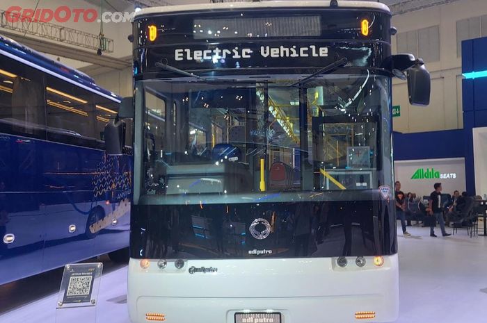 Bus listrik KGM dengan balutan karoseri Adi Putro.
