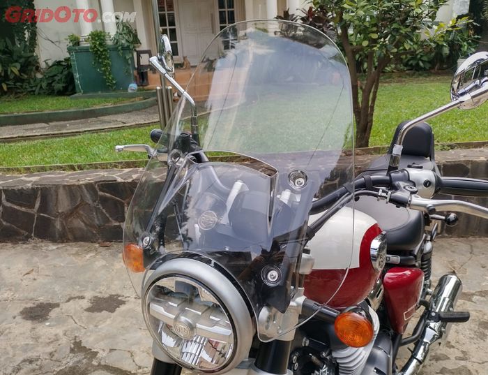 Super Meteor 650 ada aksesoris windshield untuk melindungi dari terpaan angin