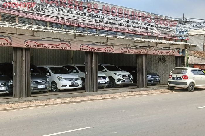 Mobil bekas sepuluh tahunan. Umur masih tergolong muda dan sudah murah